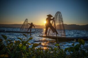 Rybáři – modelky. Na jezeře během celého dne potkáváme mnoho „rybářů“. Ryby však neloví, ale profesionálně pózují za peníze turistům. Předvedou pádlování nohou i lovení ryb pomocí bambusového košíku. 