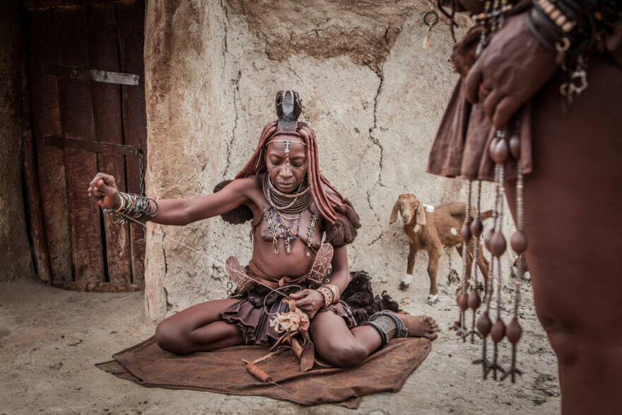 Ženy Himbů si barví tělo i spletené copánky červenou hlinkou. Autor: Václav Šilha