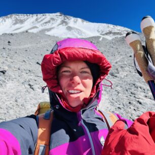 Před pokusem o výstup na Ojos del Salado (6893 m), nejvyšší sopku světa, jejíž vrchol se tyčí v pozadí. Foto: Kateřina Krejčová