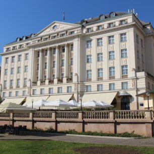 Nejlepší hotel ve městě je Esplanade, který sloužil klientům slavného Orient Expressu