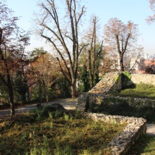 Pozůstatky brány u královského paláce v Gradci