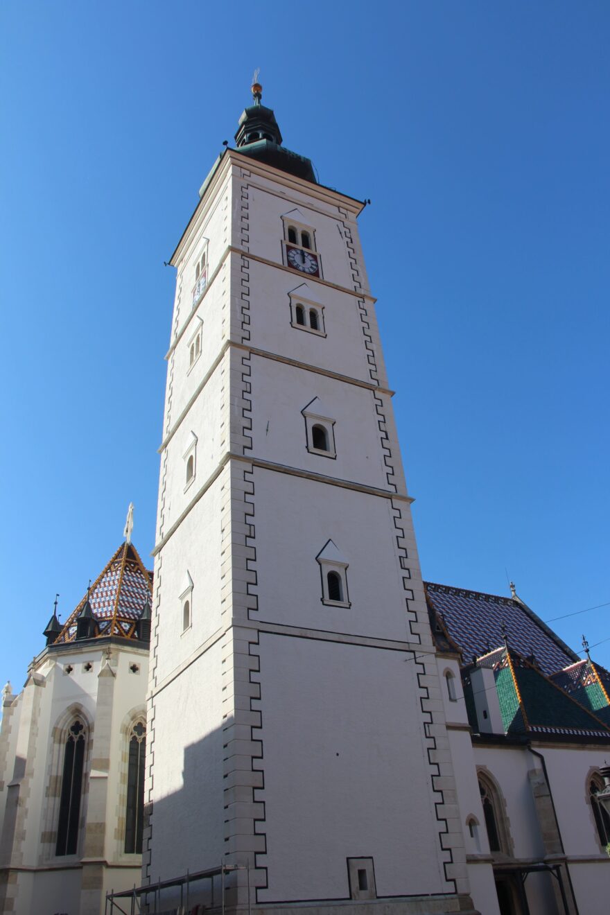 Převysoká zvonice kostela sv. Marka v historickém jádru Gradce