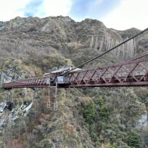 Mimořádně populární je bungee jumping, provozovaný z Kawarau Gorge Suspension Bridge