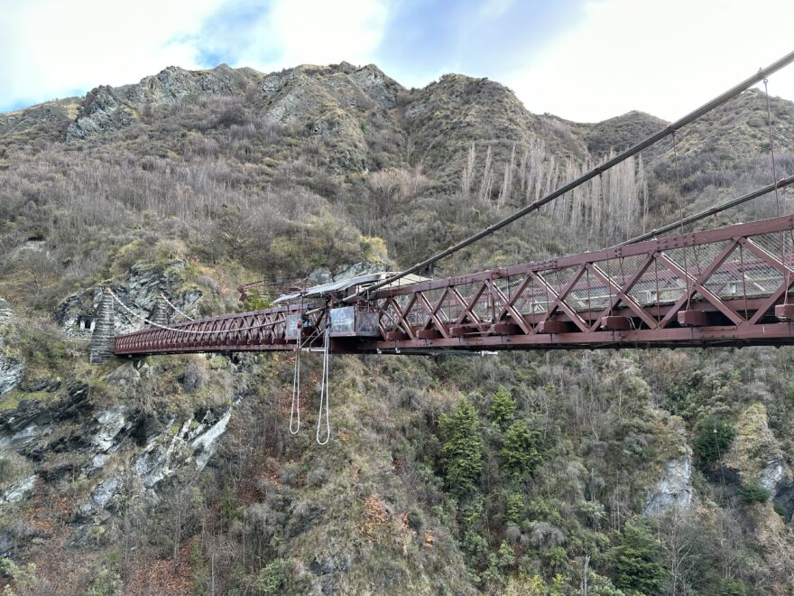 Mimořádně populární je bungee jumping, provozovaný z Kawarau Gorge Suspension Bridge