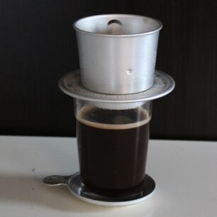 Vietnamský způsob přípravy kávy.
