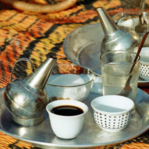 Způsob servírování vynikající silné kávy v Súdánu.