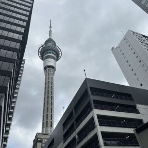 Ikonická vyhlídková a telekomunikační věž Sky Tower v Aucklandu