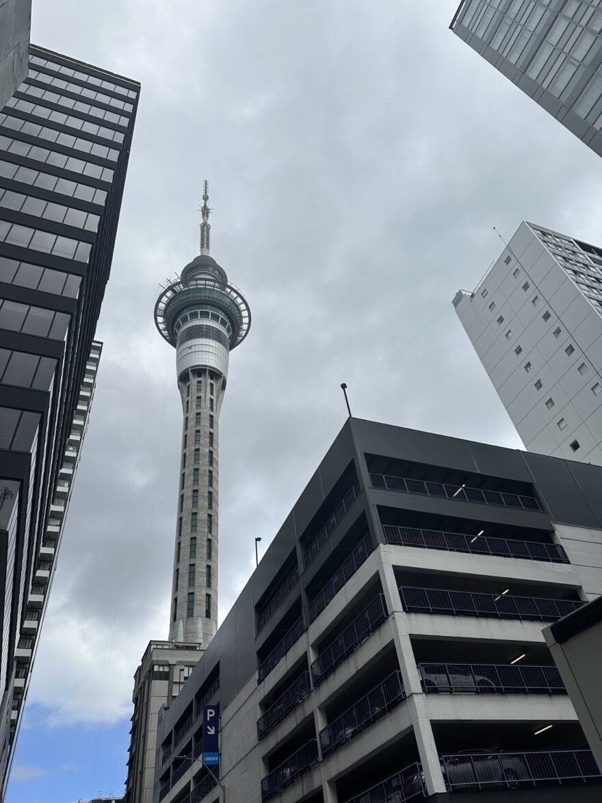Ikonická vyhlídková a telekomunikační věž Sky Tower v Aucklandu