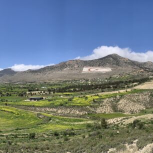 Monumentálnost vlajky ve svahu Beşparmaklar Mountain je dechberoucí.