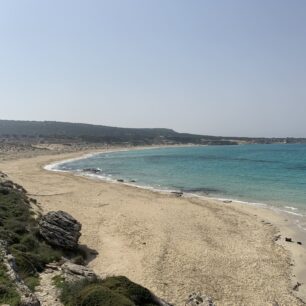 Po celém pobřeží se nacházejí nádherné pláže. Tato nese název Ayfilon beach.