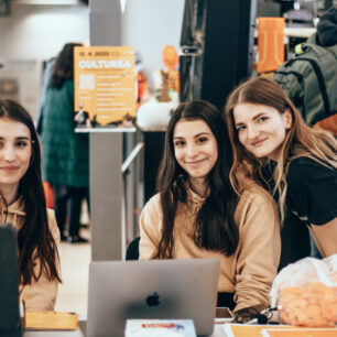 Studenti z organizačního týmu vítající návštěvníky. Foto: Terézia Šrobová