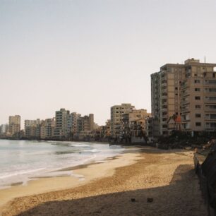 Varosha je od roku 1974 městem duchů. Během jednoho dne uprchlo na 40 tisíc lidí.