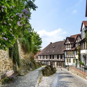 Quedlinburg: Starobylá ulička v historickém centrum ©Investitions- und Marketinggesellschaft Sachsen-Anhalt mbH/Tim Hufnagl