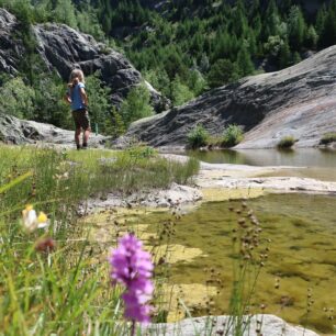 Po visutém mostě k hotelu Belalp 