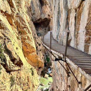 Caminito del Rey, tady kdysi kráčel španělský král, aby inauguroval impozantní vodní dílo. Chodník nalepený na skále sloužil k jeho údržbě. Ten dnešní, nový z roku 2015, zase turistům