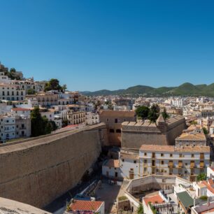 Pohled na hlavní město Eivissa z UNESCEM chráněných renezančních hradeb