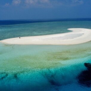 Písečná mělčina „sand bank“ s lagunou a korálovým útesem kousek od ostrůvku Fodhdhoo