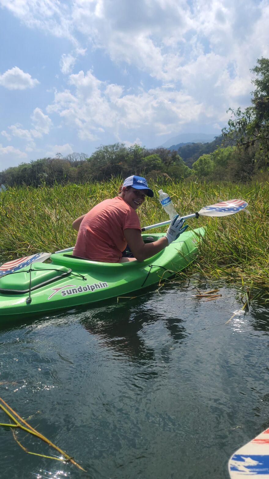 Jezero Yojoá a plnění kajaků odpadky