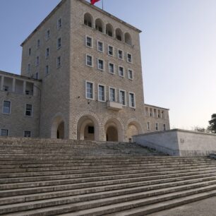 Budova tiranské polytechnické univerzity pochází také z dob fašistických úprav Tirany a završuje někdejší Mussoliniho bulvár.