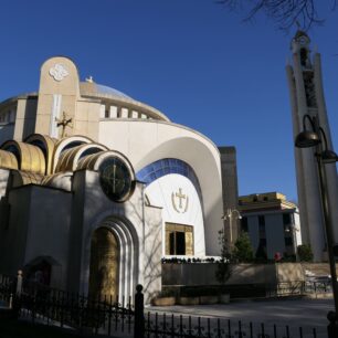 Obnovený pravoslavný chrám Zmrtvýchvstání Krista se zvonicí ve tvaru čtyř svíček