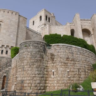Památník hrdiny Skanderbega na základech hradu v Kruji