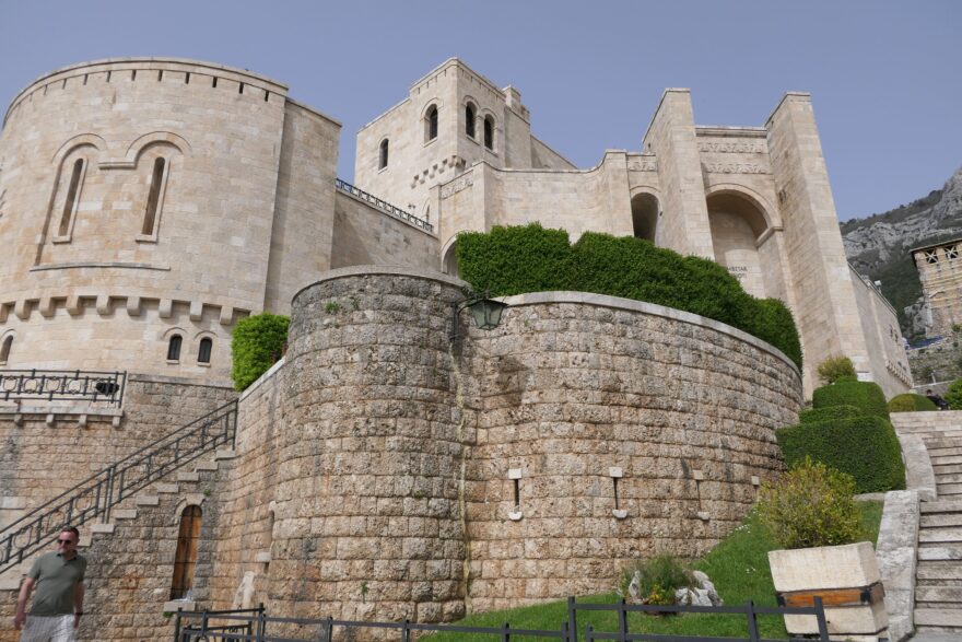 Památník hrdiny Skanderbega na základech hradu v Kruji