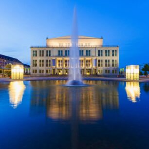 Lipsko - Budova Opery za soumraku. Foto: Germany Travel