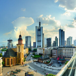 Frankfurt nad Mohanem - Skyline s budovou Hauptwache a kostelem Katharinenkir. Foto: Germany Travel