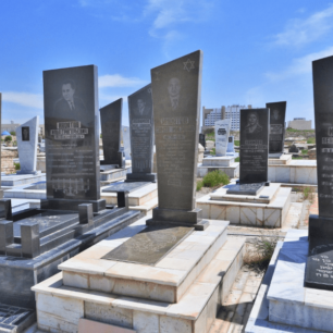 Moderní náhrobky ze sovětské éry, židovský hřbitov v Buchaře