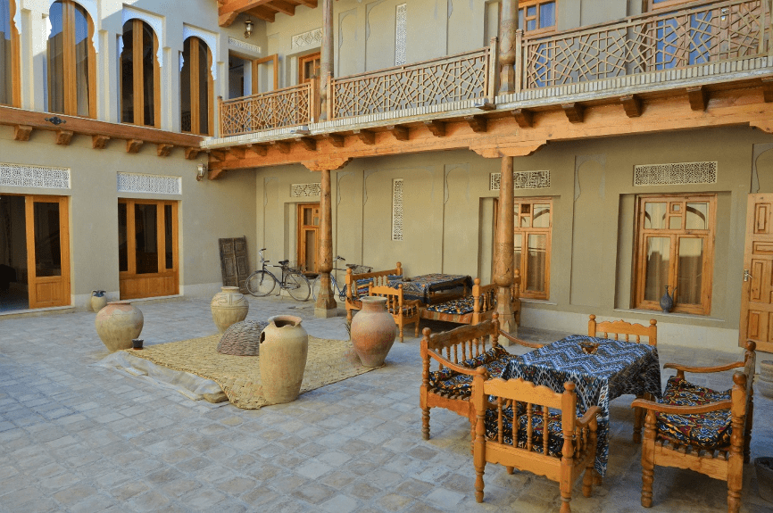 Ze starého domu v bývalé bucharské židovské čtvrti poblíž jezírka Lyabi Hauz je dnes zrekonstruovaný turistický hotel As-Salam.