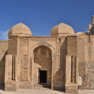 Mešita Magoki Attarí, jižní průčelí bývalé společné modlitebna židů i muslimů (12 -16. st.)