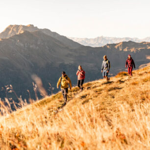 Saalbach Hinterglemm je skvělým místem pro milovníky pěší turistiky, nabízející širokou škálu tras a treků v nádherné přírodě rakouských Alp.