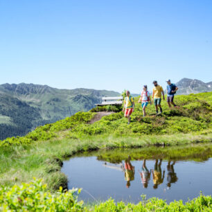 Saalbach Hinterglemm je skvělým místem pro milovníky pěší turistiky, nabízející širokou škálu tras a treků v nádherné přírodě rakouských Alp.