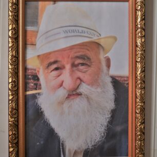 Aron Siyanov, bucharský rabín od r. 1983 až do své smrti v r. 2018, foto v hlavní bucharské synagoze.