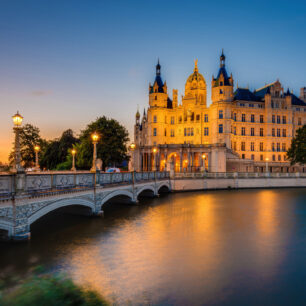 Schwerin: Zámek při západu slunce na jezeře Schweriner See © Adobe Stock/Anibal Trejo