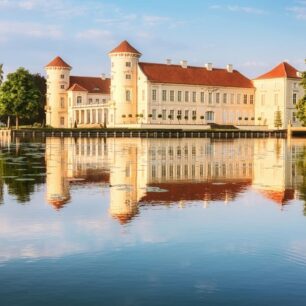 Rheinsberg: Zámek Rheinsberg se zrcadlí v jezeře © Adobe Stock/tilialucida