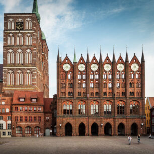 Kostel St. Nikolai-Kirche a stará radnice v hanzovním městě Stralsund© Lookphotos/Günther Bayerl