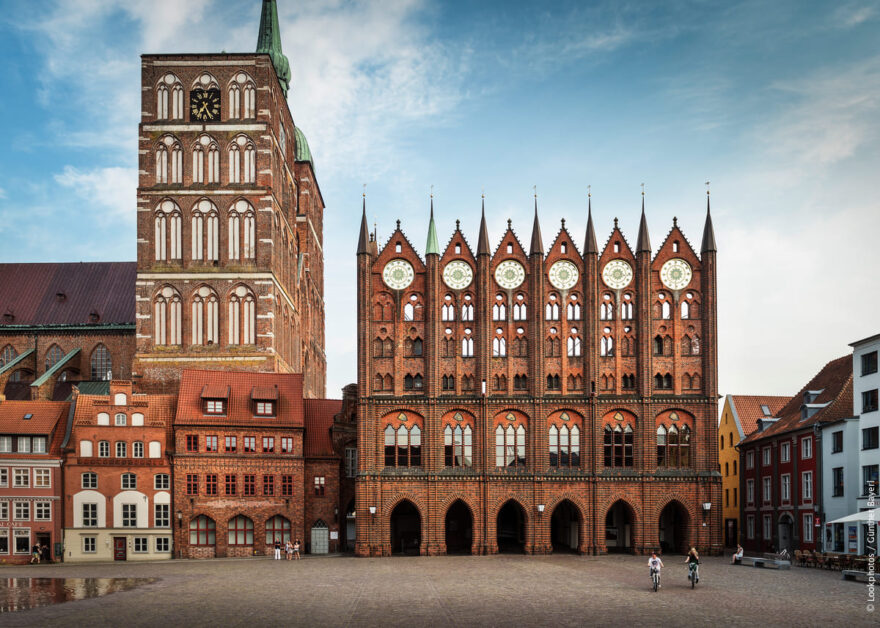 Kostel St. Nikolai-Kirche a stará radnice v hanzovním městě Stralsund© Lookphotos/Günther Bayerl