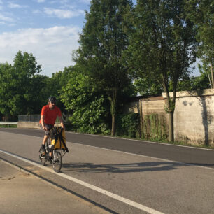 Jízda na skládačce je stejně pohodlná jako na klasickém kole. Tašku jsem povětšinou vezl na nosiči a jen výjimečně na zádech.