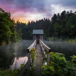 Harz: Pohled na jezero s chatou v pozadí © TM Niedersachsen/Alexander Kassner