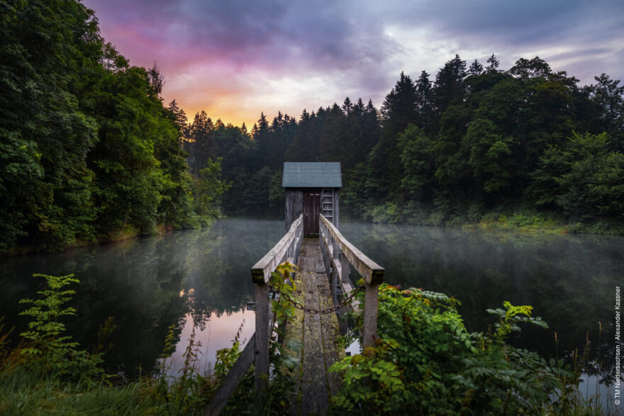 Harz: Pohled na jezero s chatou v pozadí © TM Niedersachsen/Alexander Kassner