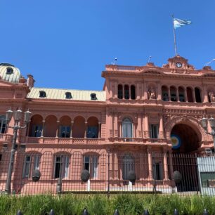 Růžový prezidentský palác La Casa Rosada na Plaza de Mayo