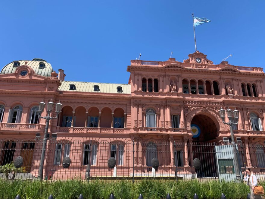 Růžový prezidentský palác La Casa Rosada na Plaza de Mayo