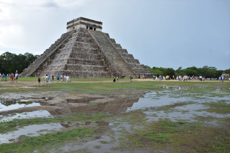 Majestátní Kukulkánova pyramida, jeden ze sedmi divů světa