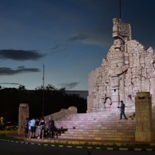 Monumentální sochařská práce v Méridě líčící mexickou historii