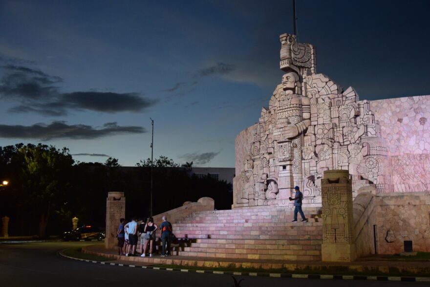 Monumentální sochařská práce v Méridě líčící mexickou historii