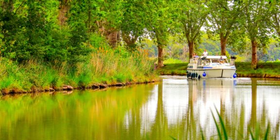 Lodí po Canal du Midi