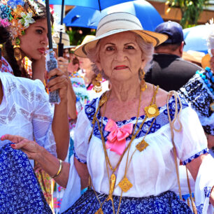 Ženy oblečené ve folklorních krojích pollera