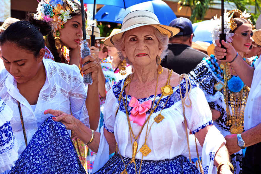 Ženy oblečené ve folklorních krojích pollera