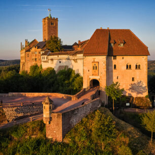 Hrad Wartburg v ranním slunci © Thüringer Tourismus GmbH/Florian Trykowski